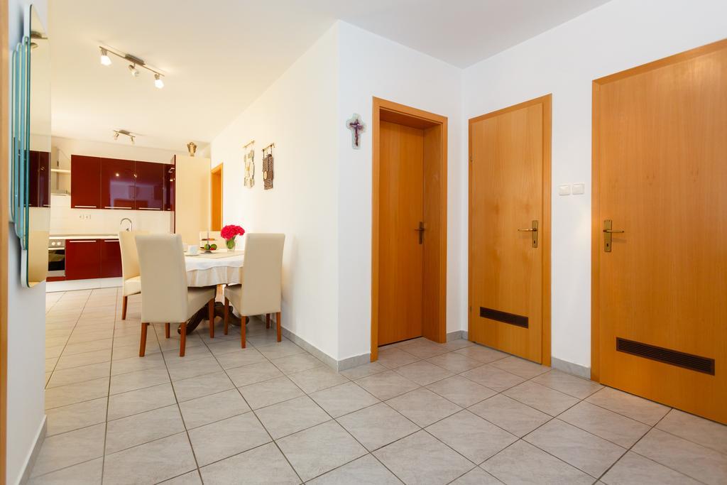 Apartman Snjezana Malinska Exterior photo